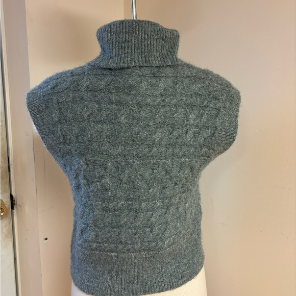 Old Navy Women’s Grey Sleeveless Cropped Cable-Knit Turtleneck Sweater Vest - Picture 9 of 13